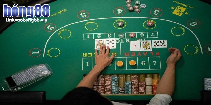 Quy tắc rút bài phụ thuộc vào điểm số của hai lá Baccarat bạn đang giữ